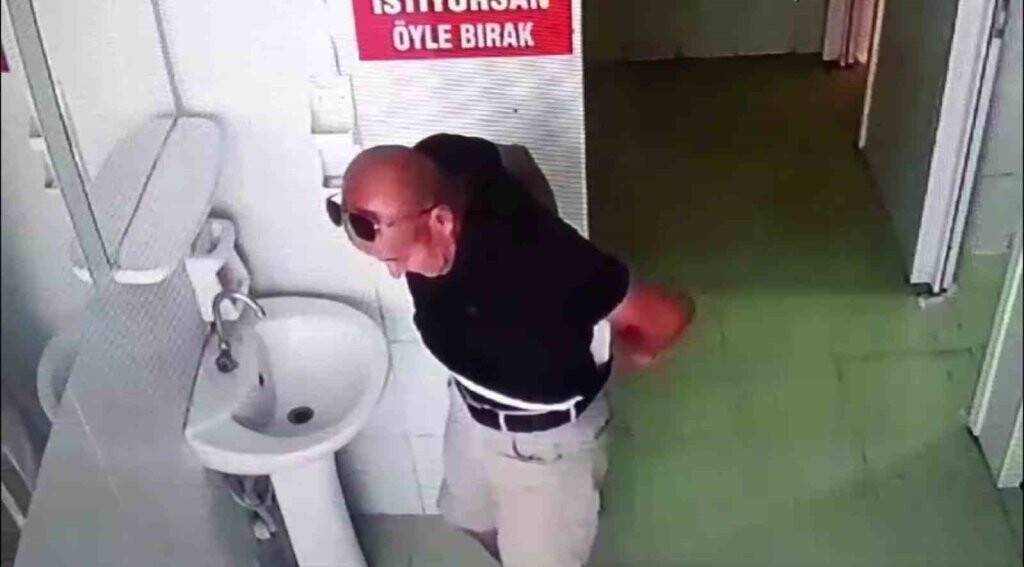 Cami tuvaletindeki sabunluğu çalan hırsız pes dedirtti! (TIKLA&İZLE)