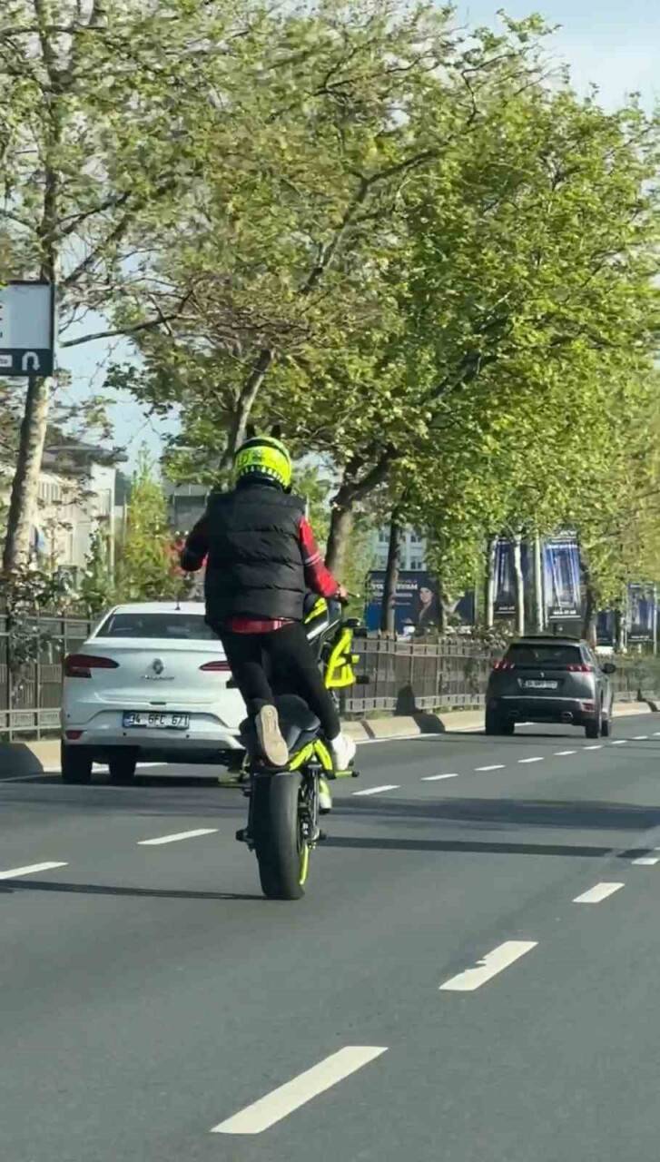 Grupça tek teker giden motosikletliler, trafiği tehlikeye düşürdü (VİDEOLU)