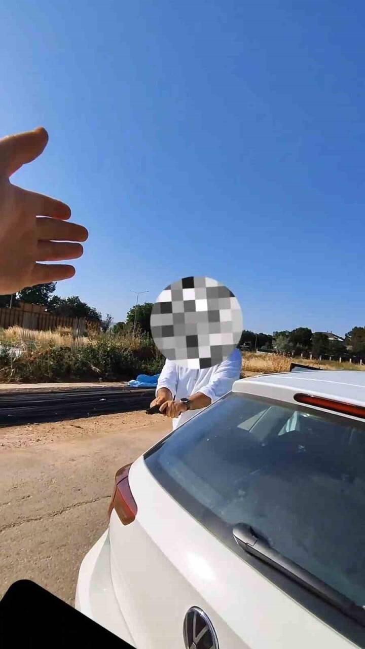 Aynasını kıran motorcuya silah çekti (TIKLA&İZLE)