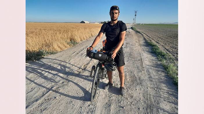 Çocukluk hayalinin peşinde! Bisikletiyle Karapınar'da mola verdi