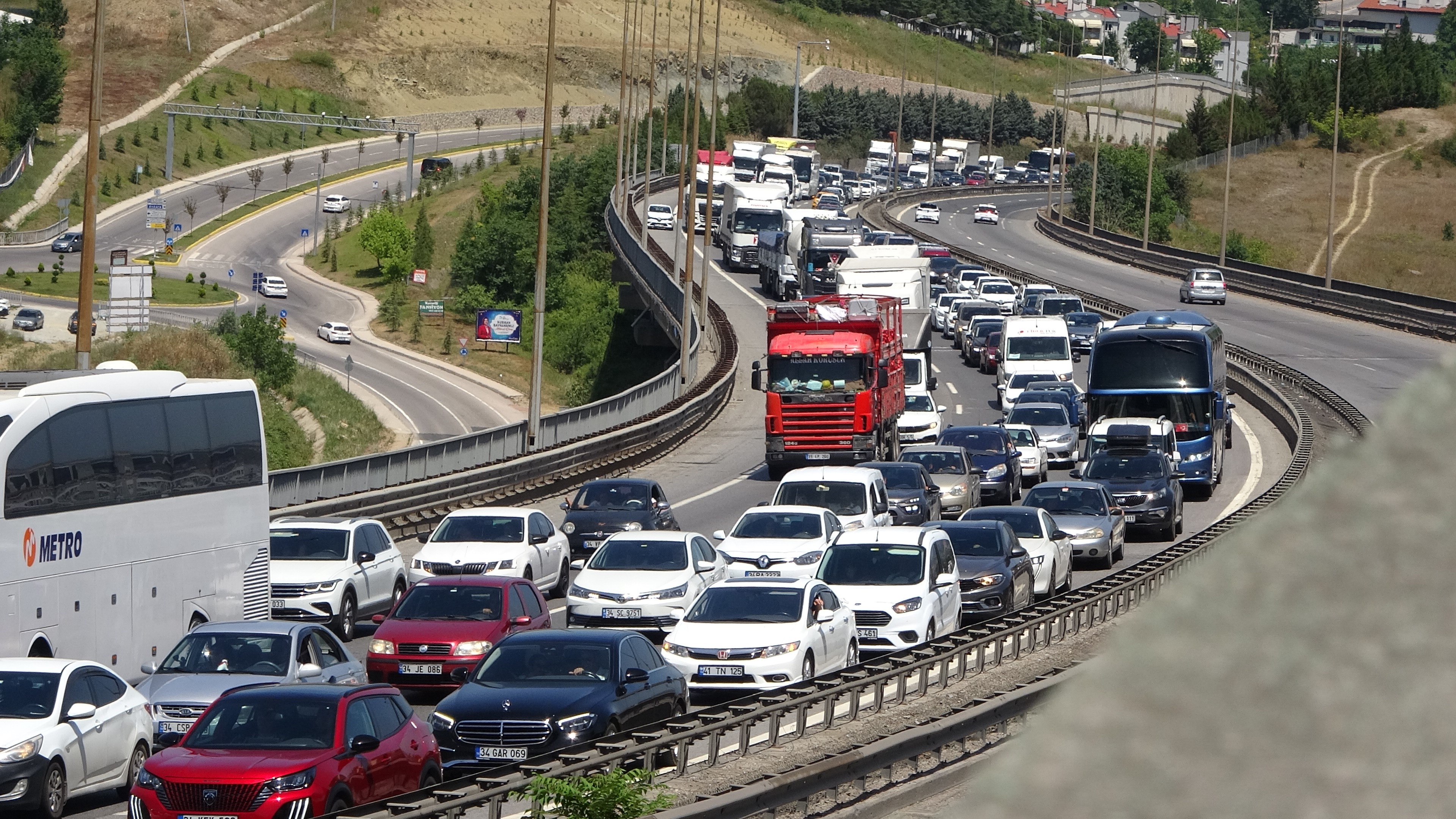 İstanbul'da feci kaza 15 araç birbirine girdi (TIKLA&İZLE)
