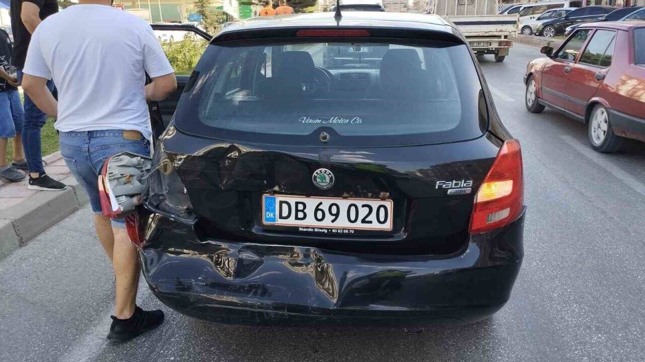 Konya’da kamyonet otomobile çarptı: 2 yaralı