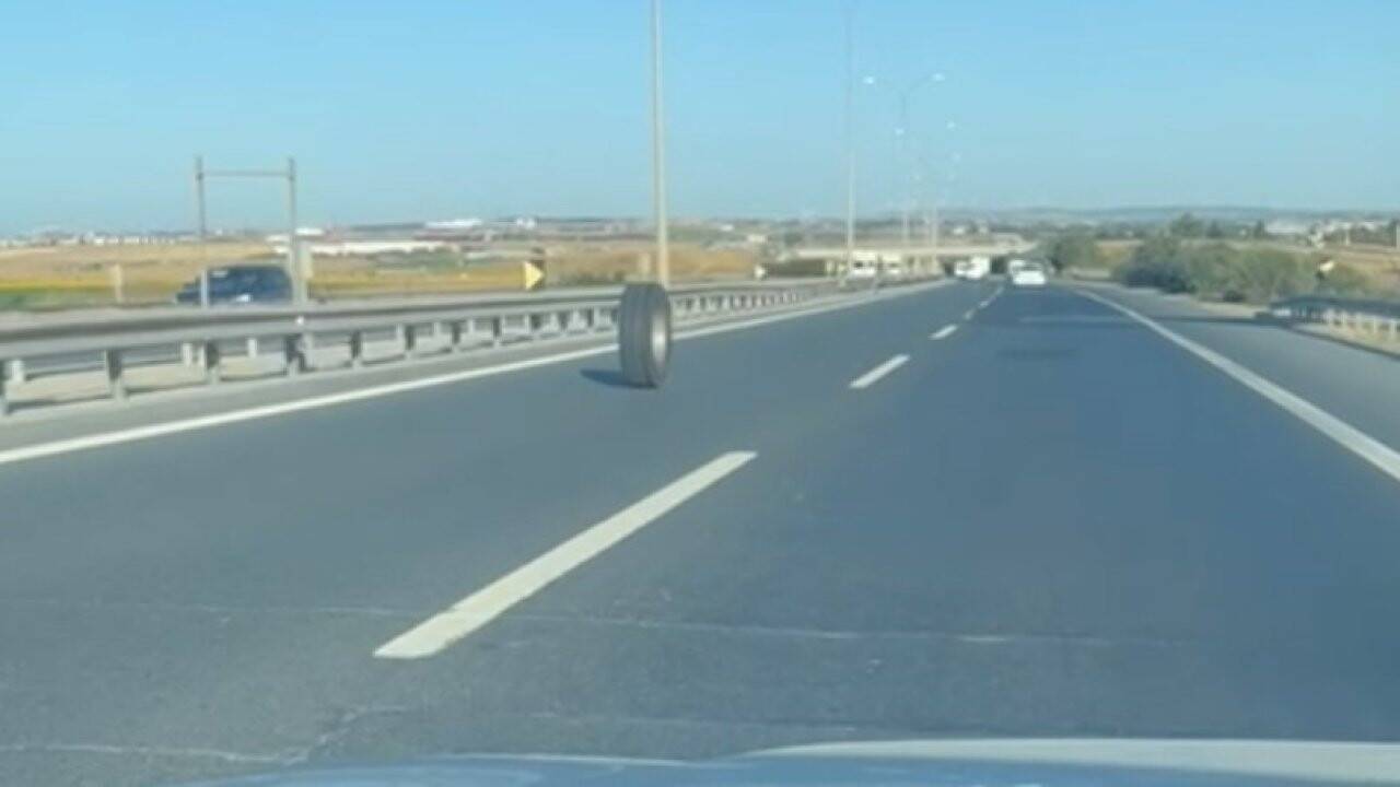 Kamyonetten kopan lastiğin otoyoldaki ilginç yolculuğu kameralara yansıdı