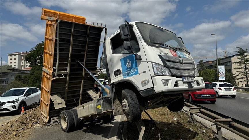 İstanbul'da damperi açılan İSKİ kamyonu bariyerlere çarptı
