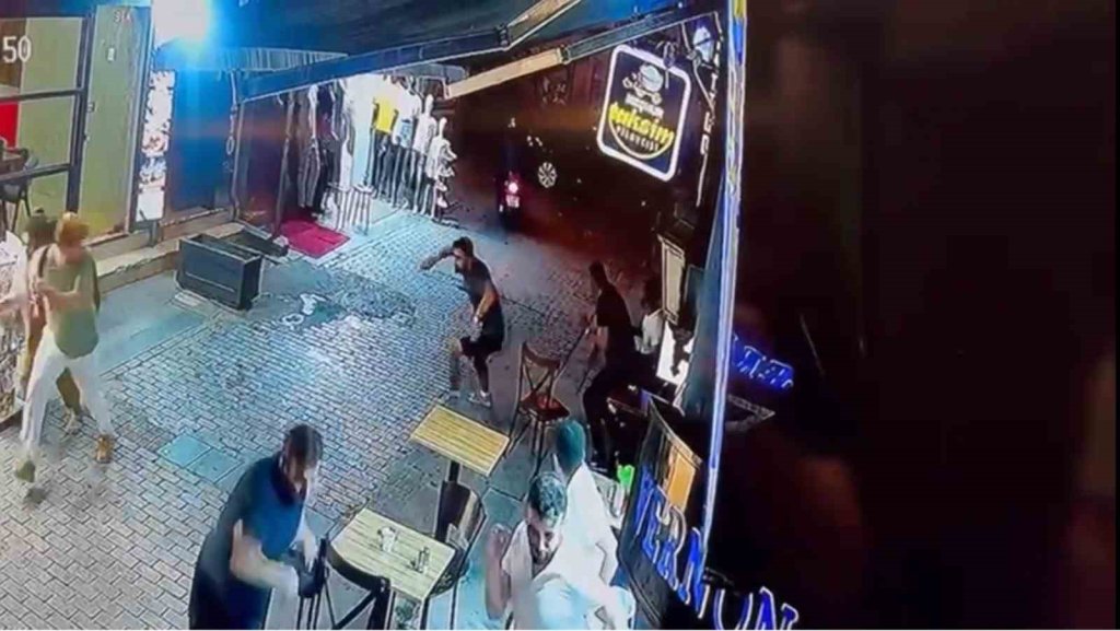 İstanbul'da filmleri aratmayan silahlı saldırı kamerada