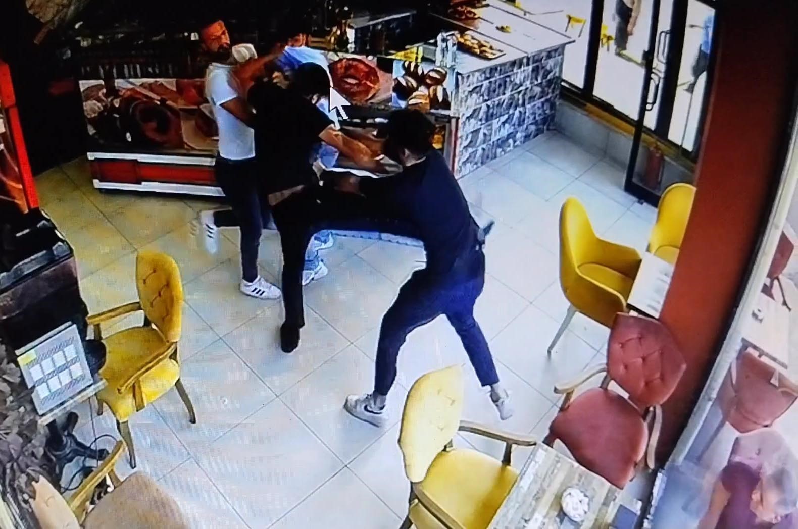 Restoranda tuvalet kavgası: Bıçakla saldırdı (VİDEOLU)