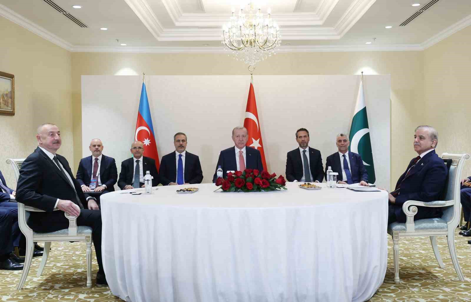 Erdoğan, Aliyev ve Pakistan Başbakanı Şerif ile bir araya geldi