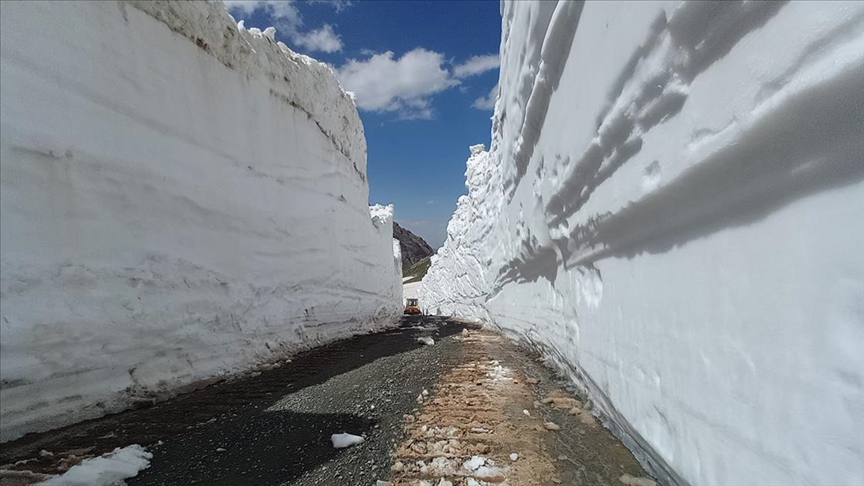 Hakkari'de üs bölgesi yolu kardan kapandı!