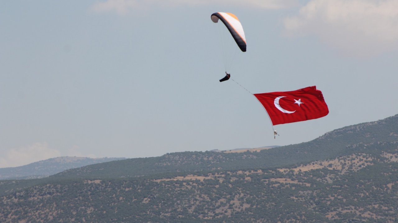Karapınar'da gökyüzünde dev Türk bayrağı açıldı