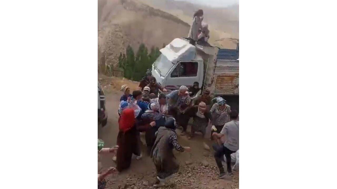 Başkale’de taşlı sopalı ’yayla arazisi’ kavgası (TIKLA&İZLE)