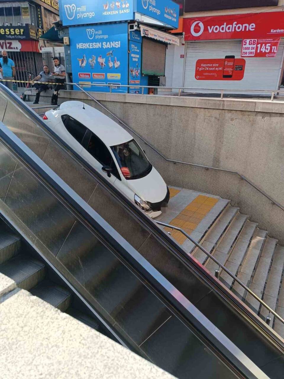 Aracıyla Kızılay metro istasyonuna daldı!