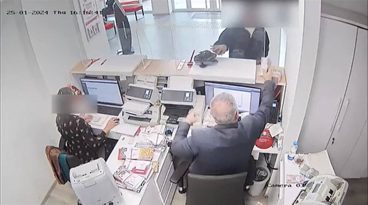 İzmir merkezli ’Paket Operasyonu’nda 32 tutuklama