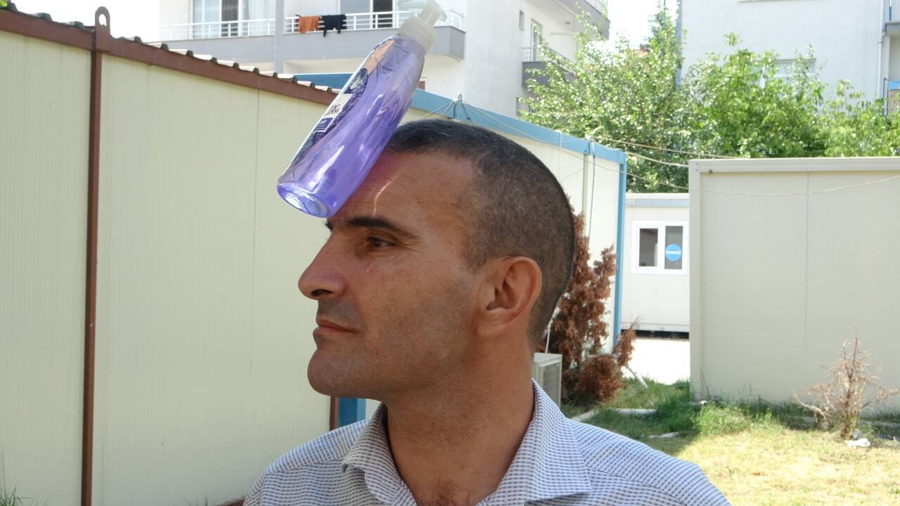 Mıknatıs adam etrafında ne varsa kendine çekiyor