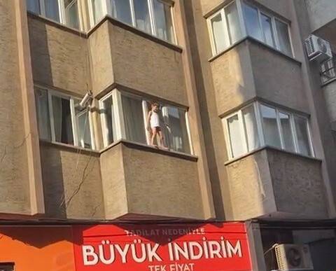 Cam kenarında yürüyen çocuk için vatandaşlar seferber oldu (TIKLA&İZLE)
