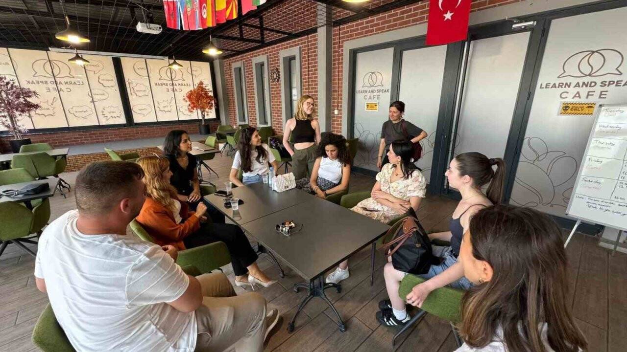 Kocaeli'deki bu kafede sadece İngilizce konuşuluyor