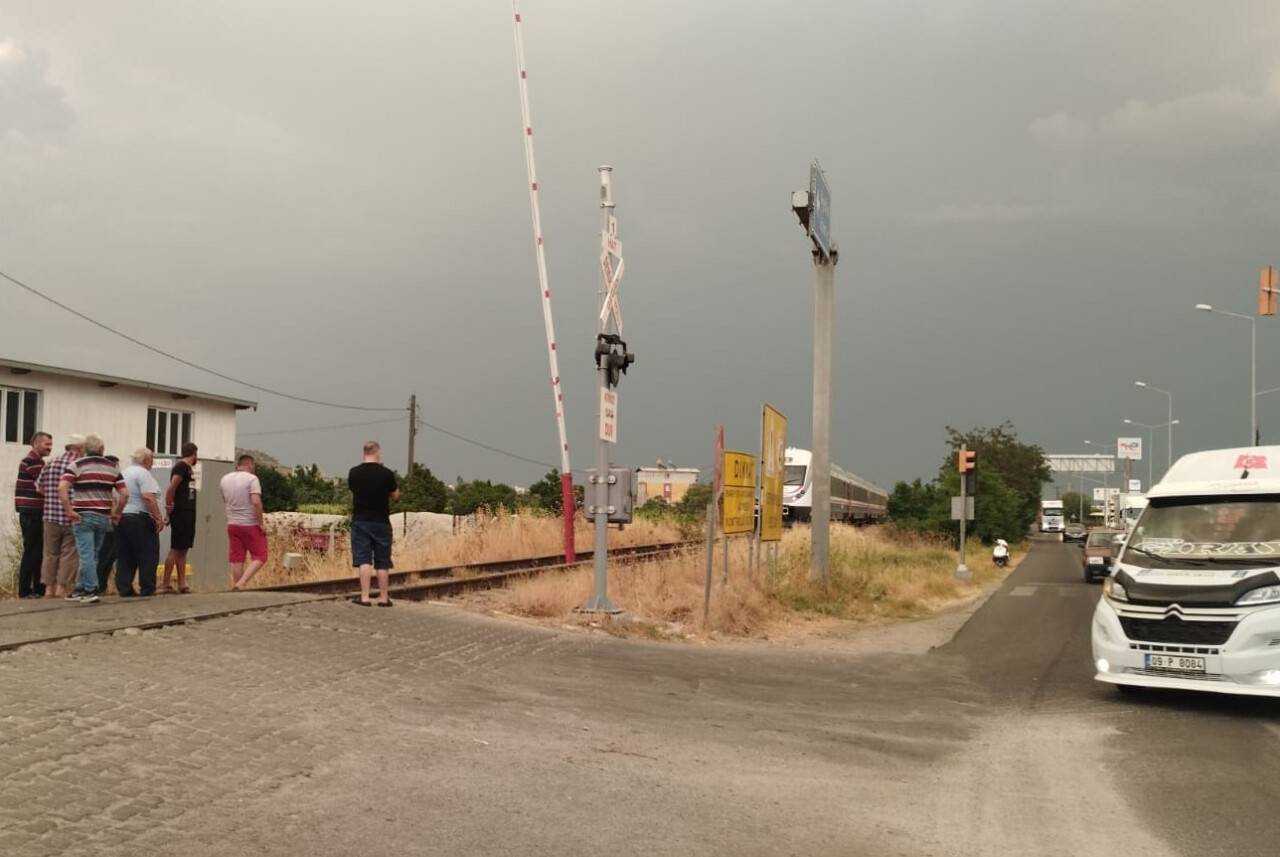 2 kişiye tren çarptı: 1 ölü, 1 yaralı