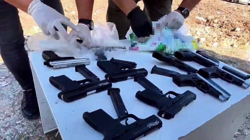 Silaha merakı olan adam deterjan paketinde 13 silah yakalattı!