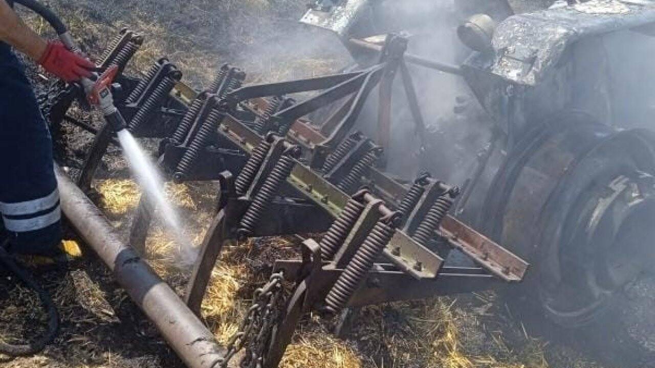 Anız yangınına müdahalede traktör yandı