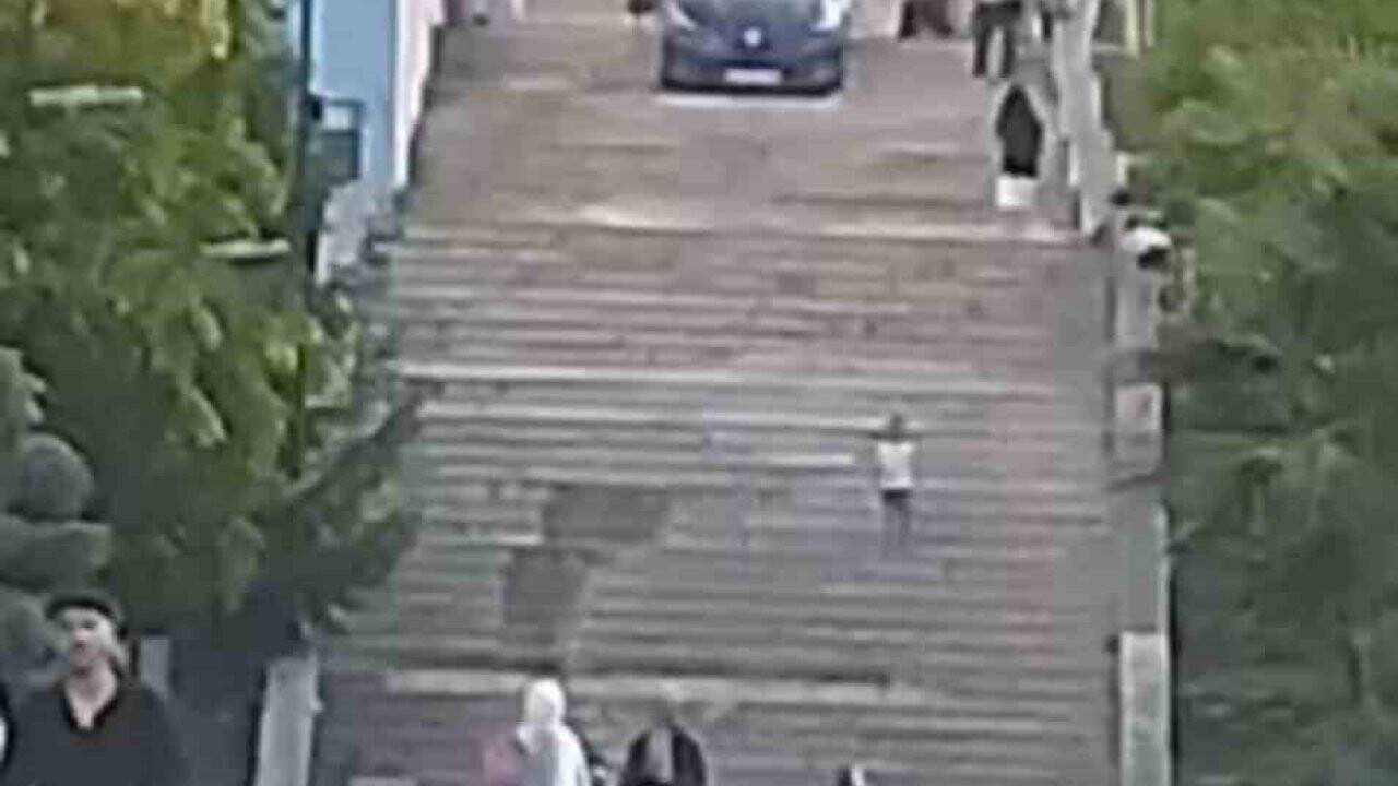 Navigasyonu karıştıran otomobiller merdivenden uçuyor (TIKLA&İZLE)