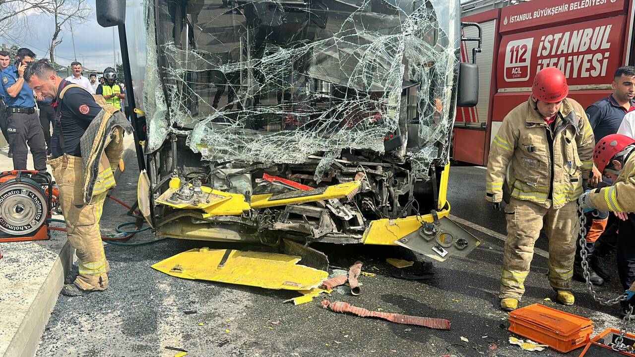 İstanbul'da trafik kazası: İETT otobüsü ile tır çapıştı