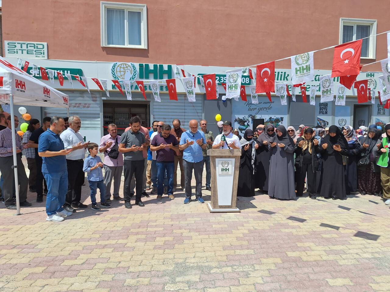 6 kıtada iyilik dağıtıyor: Selçuklu temsilciliği dualarla açıldı