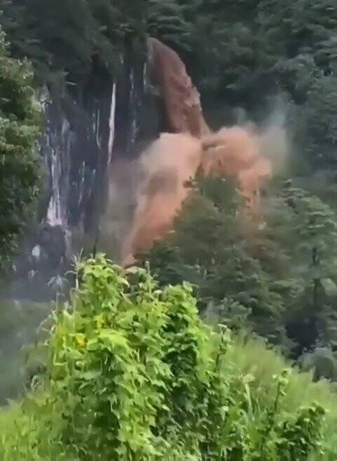 Rize’de Vandı Şelalesi taştı, çay bahçeleri boş kaldı