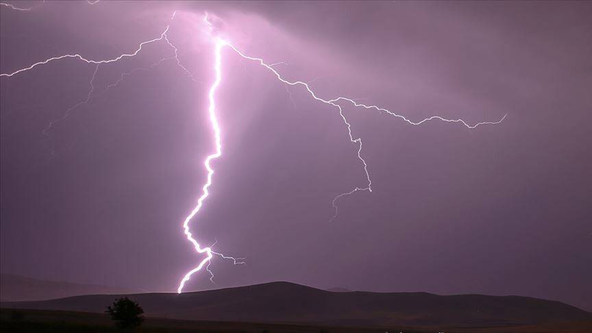 Hindistan'da yıldırım düşmesi sonucu 63 kişi öldü