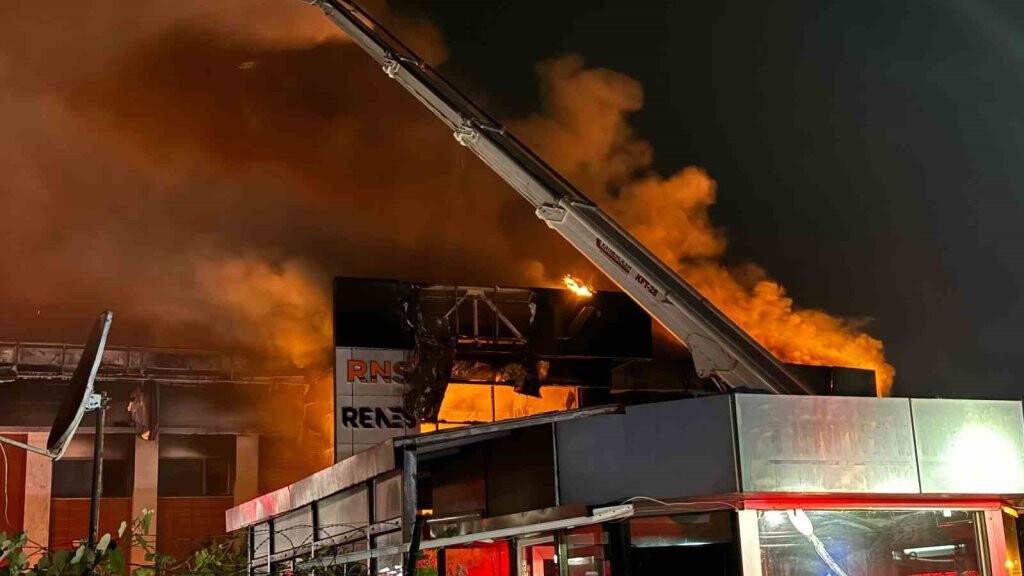 Sakarya’da fabrika alev alev yandı!