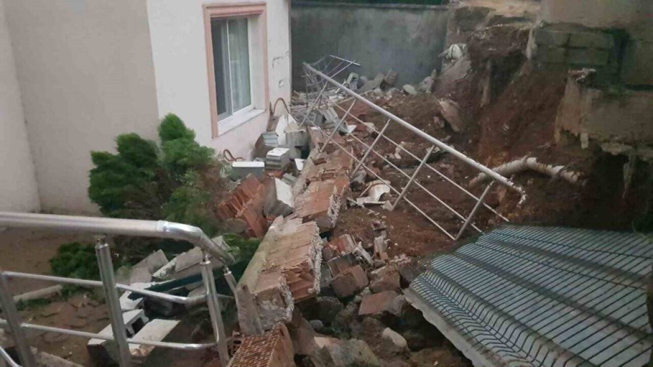 Karabük’te sitenin istinat duvarı çöktü