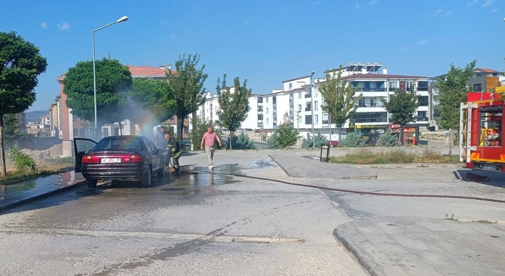 Beyşehir Devlet Hastanesi bahçesinde araç yangını!