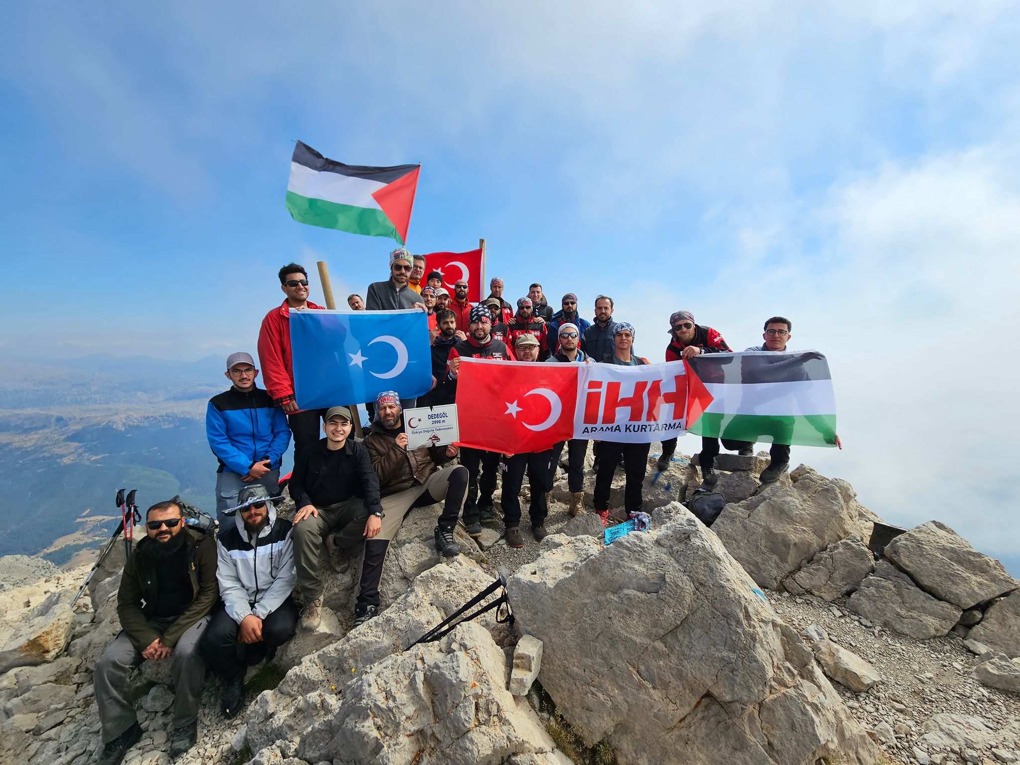 İHH Konya ekibi, Filistin için Dedegül'ün Zirvesi'ne tırmandı