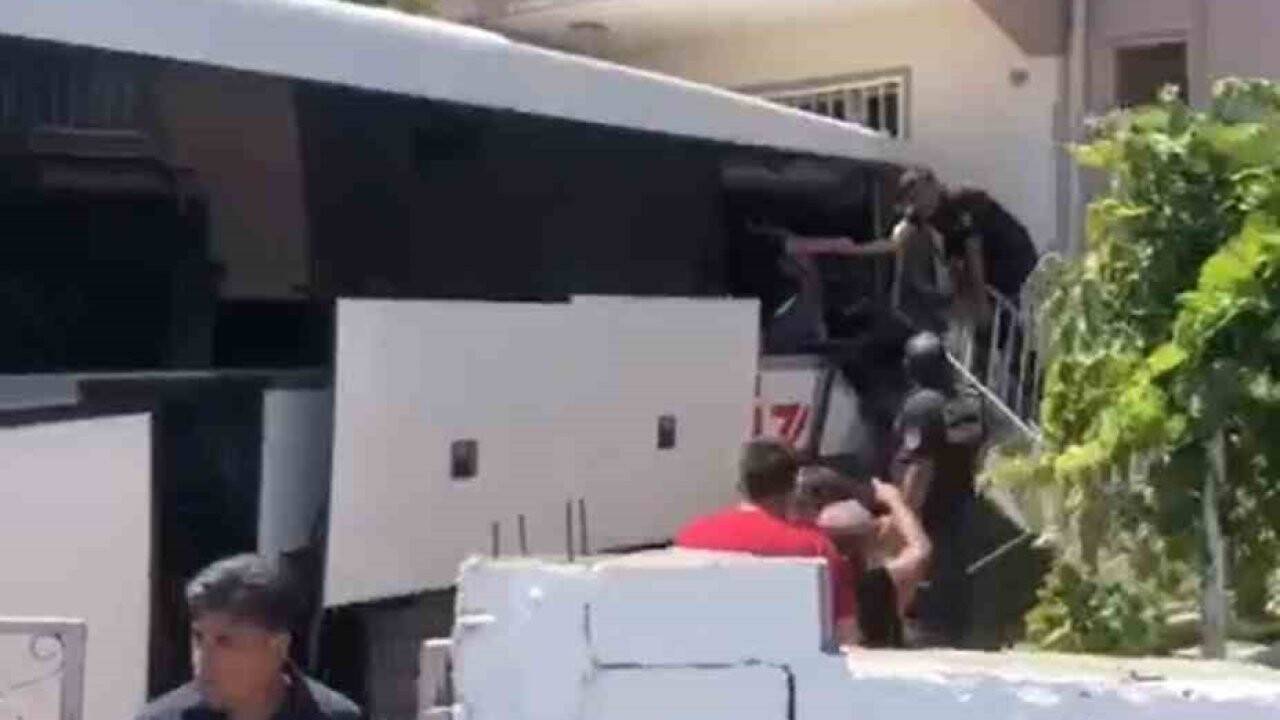 Kontrolden çıkan otobüs apartmanın zemin katına girdi