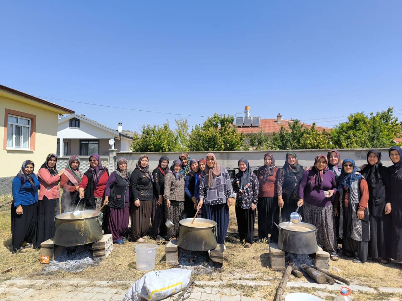 Dedeler'de kazanlar kaynadı, aşureler pişti