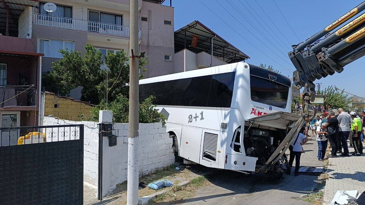 Yoldan çıkan otobüs apartmana girdi: Ölü ve yaralılar var