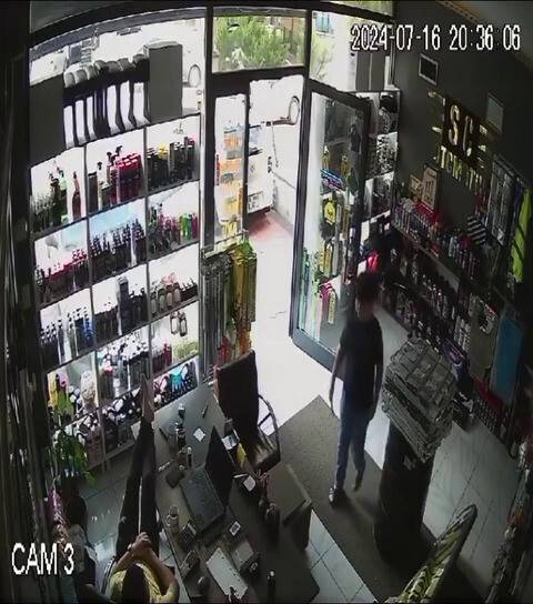 Kasadaki görevlinin uyuduğunu gördü, aldığı ürünü kameraya gösterip parasını bıraktı