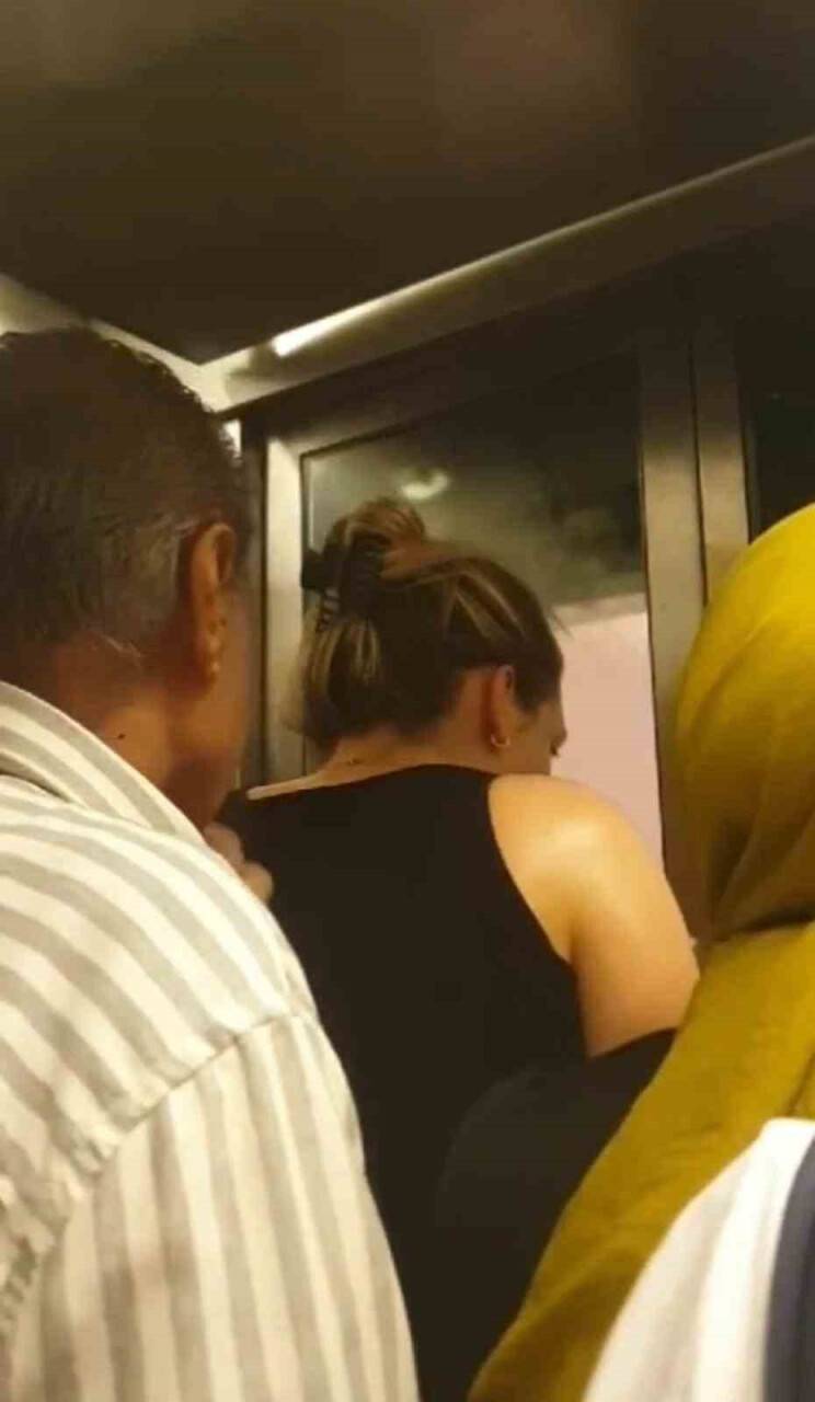 İstanbul'da metro asansöründe mahsur kaldılar