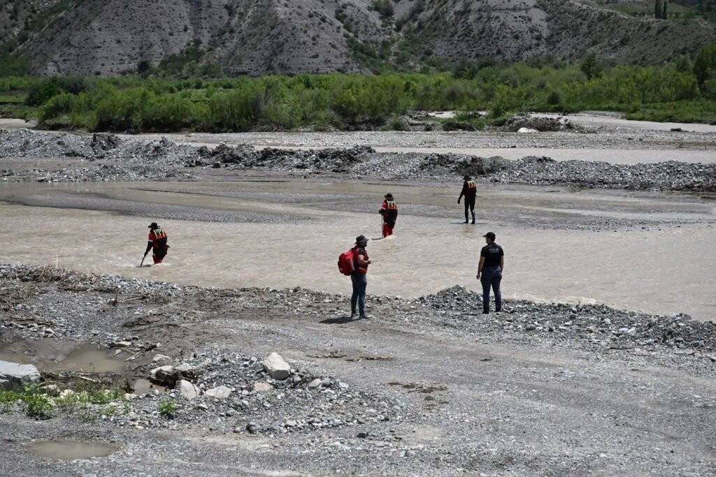 56 kişi suya kapılan çocuğu arıyor