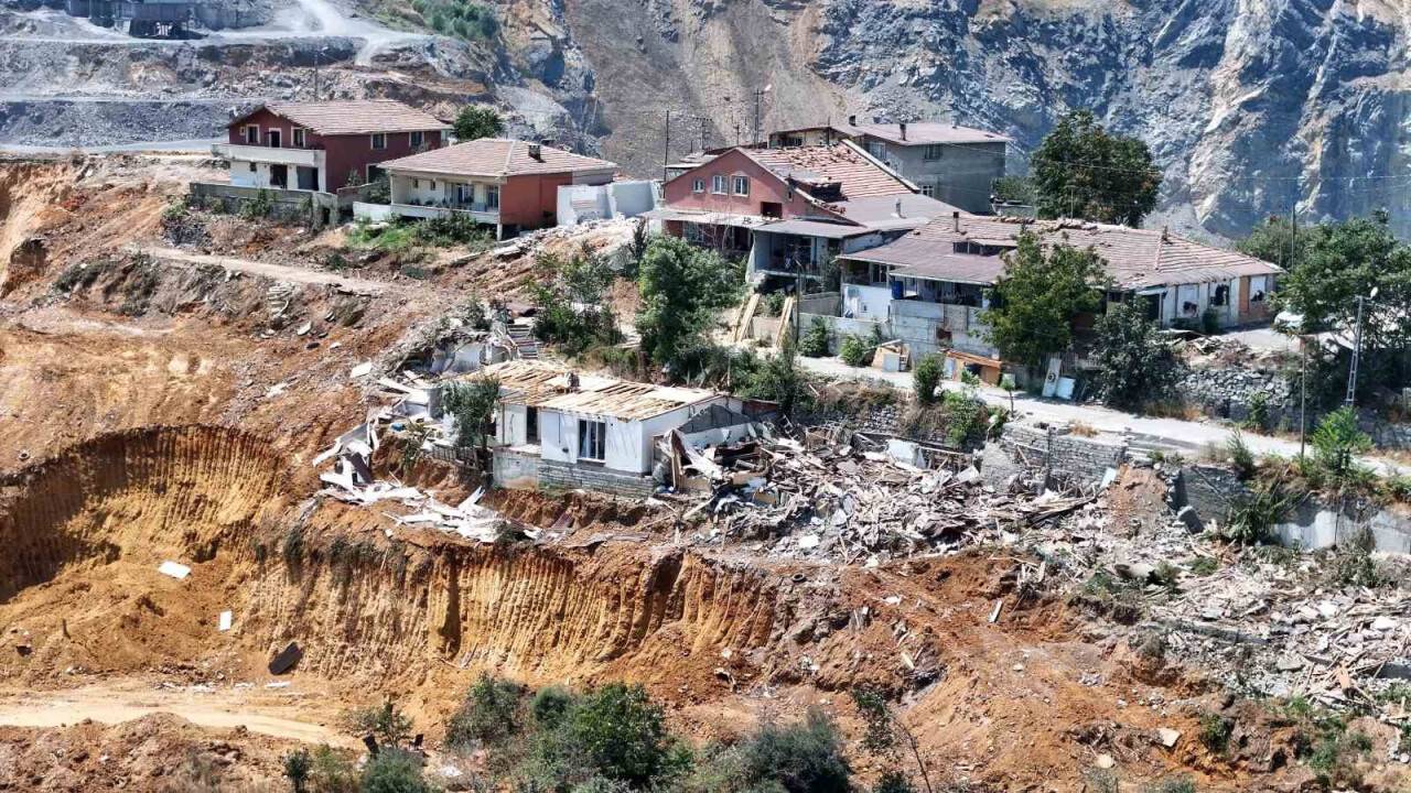 Evlerin dibinde dinamitle patlatma: Mahalleli resmen uçurumun kenarında yaşıyor