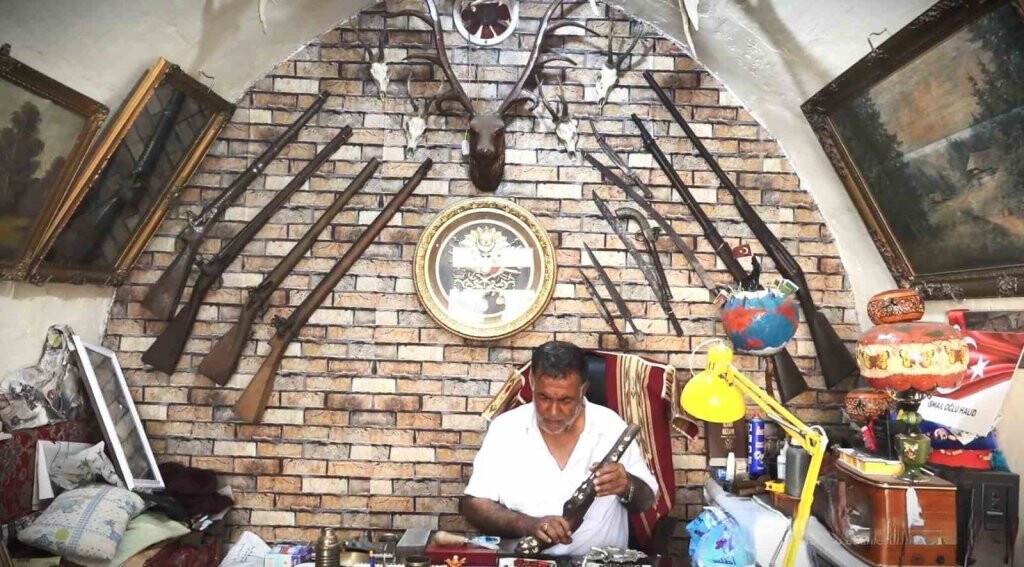 Babadan oğula geçen antika tutkusu 50 yıldır devam ediyor