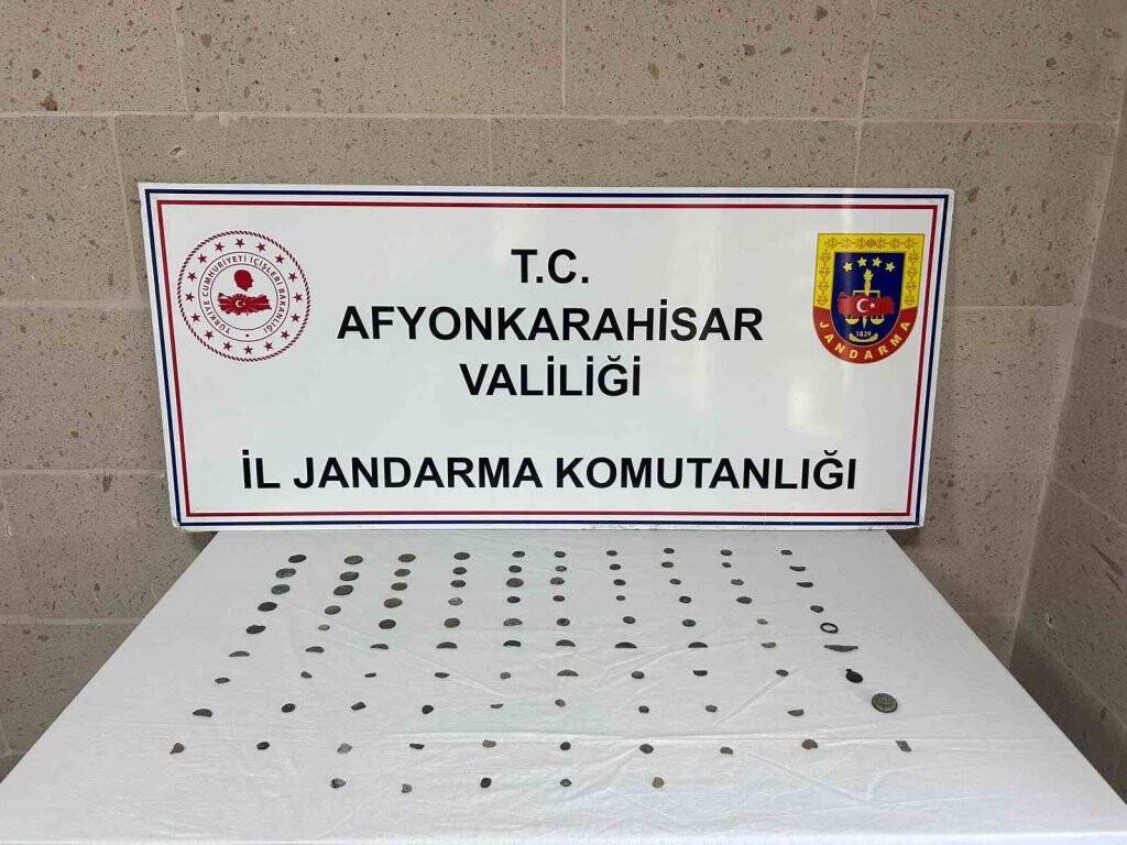 Elindeki sikkeleri satmak isterken yakalandı