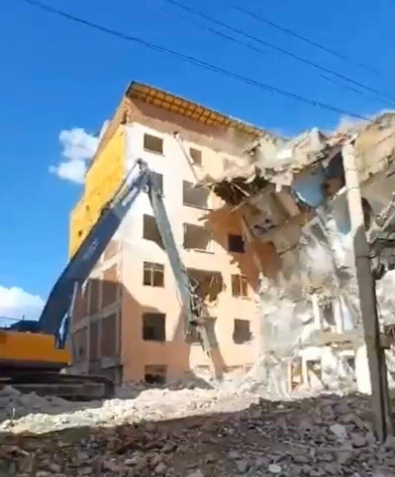 İş makinesinin tek darbesi binayı yerle bir etti