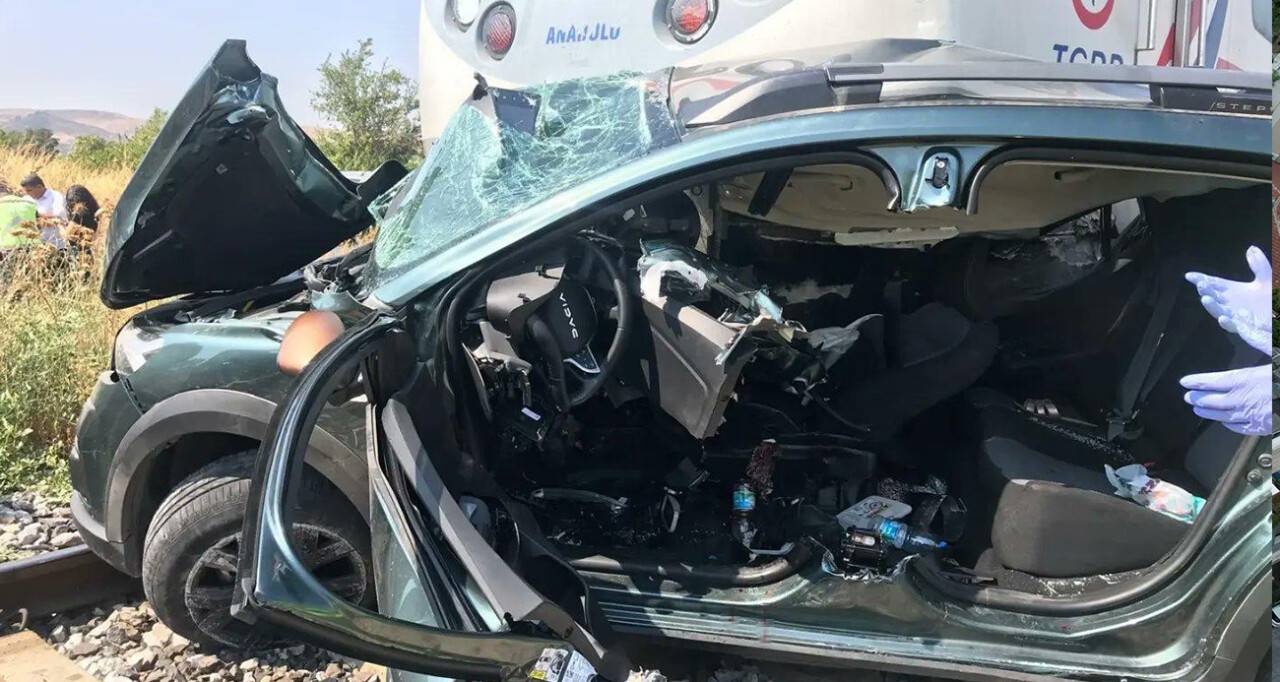 Tren hemzemin geçitte otomobile çarptı: 3 ölü