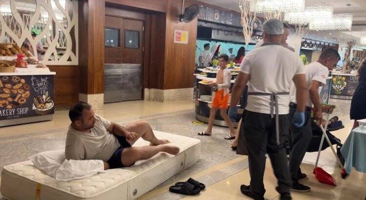 Yatağını getirip restoranın ortasına yattı! (TIKLA&İZLE)