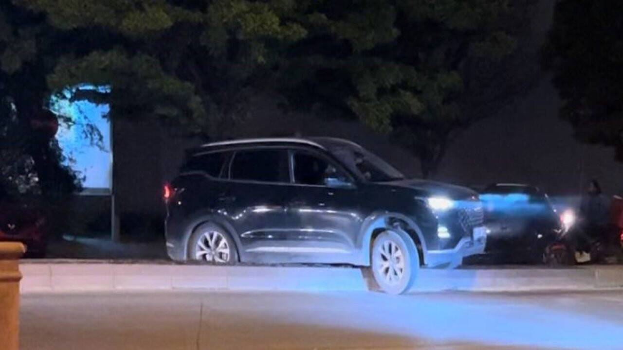 Alkollü sürücü refüjden geçmeye çalışırken mahsur kaldı!