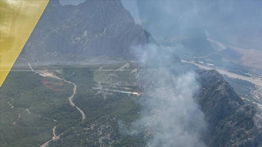 Antalya'da ormanlık alan alev alev yanıyor!