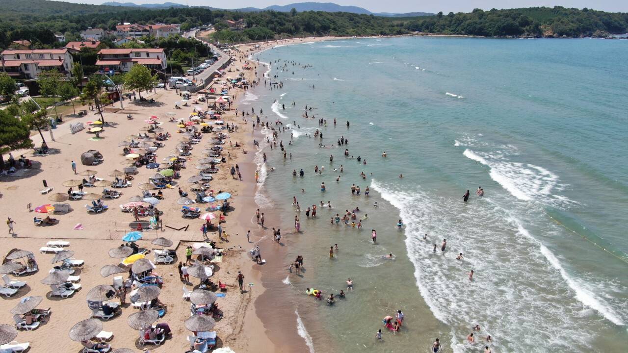 Sıcak hava yasak dinletmedi sahil doldu taştı