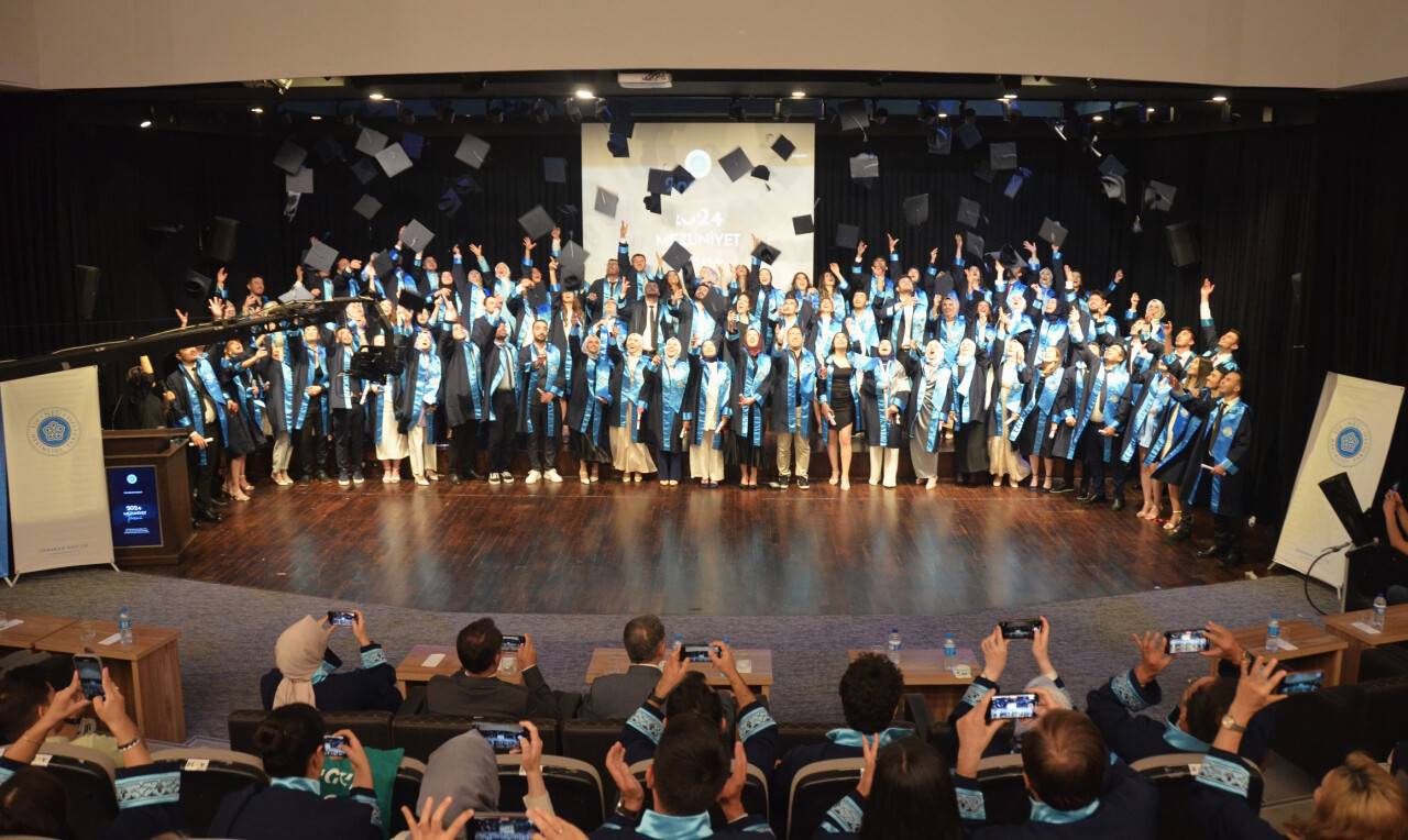 NEÜ'de geleceğin diş hekimleri kep attı