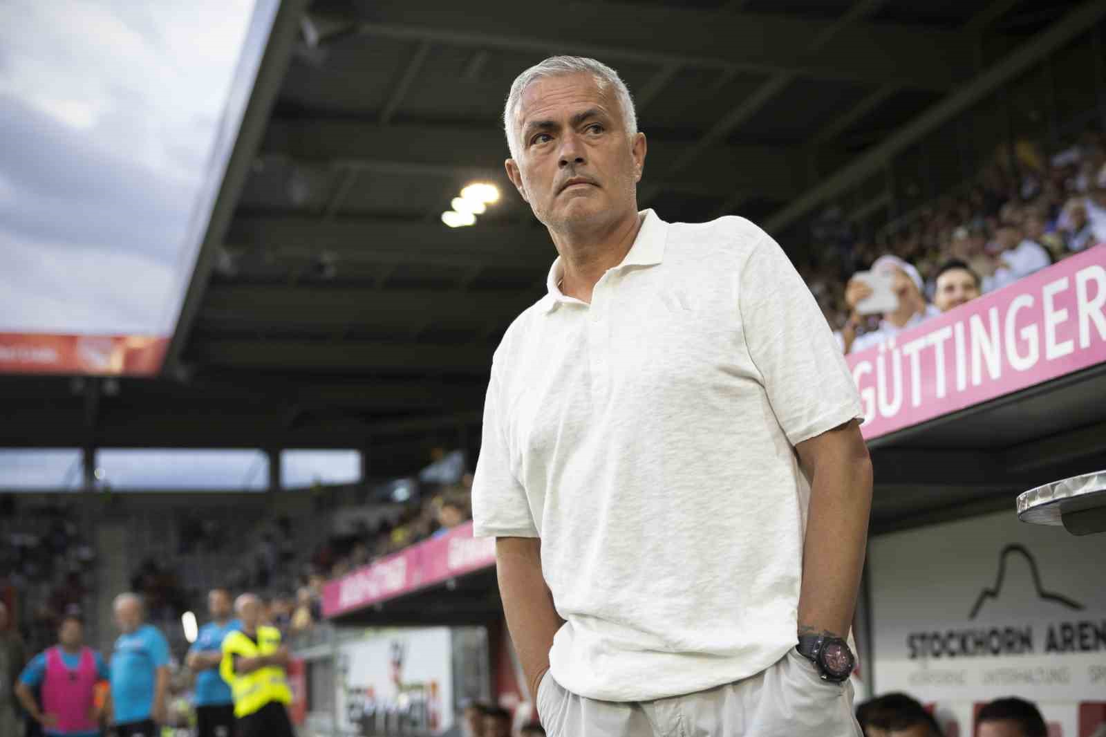 Jose Mourinho: "Şampiyonlar Ligi maçının böyle bir sahada oynanması kabul edilemez"