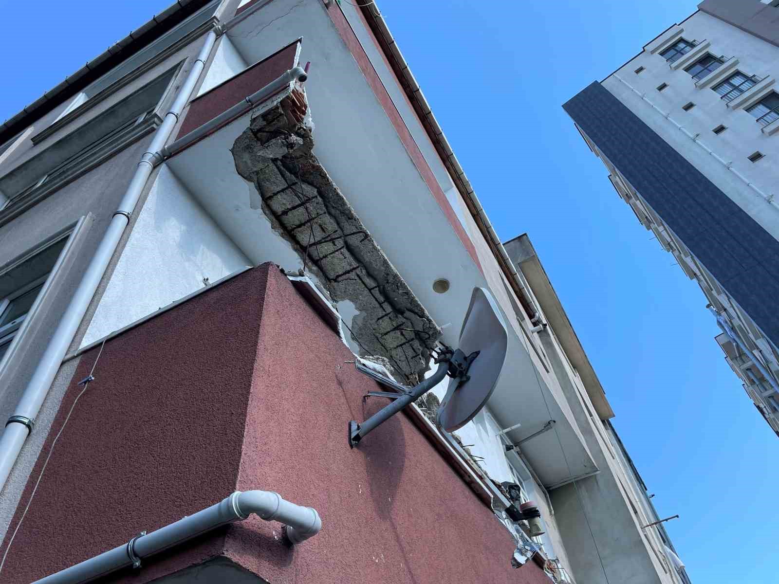Bayrampaşa’da balkon çöktü
