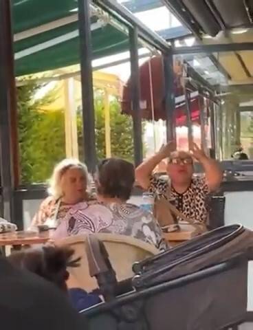 Sıcaktan bunalan kadınlar vantilatör kavgası kamerada